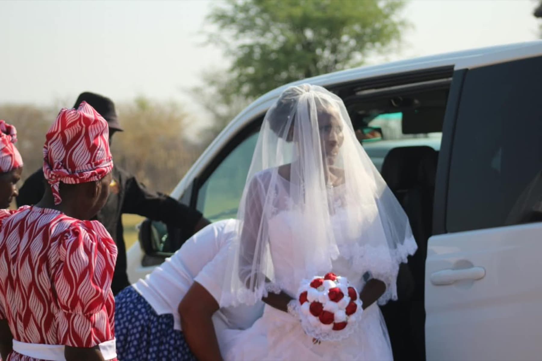 Bride arriving with Prixon